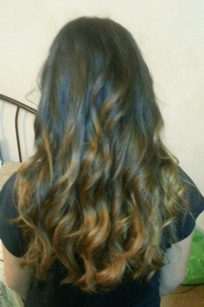 Balayage cendré sur cheveux longs ondulés