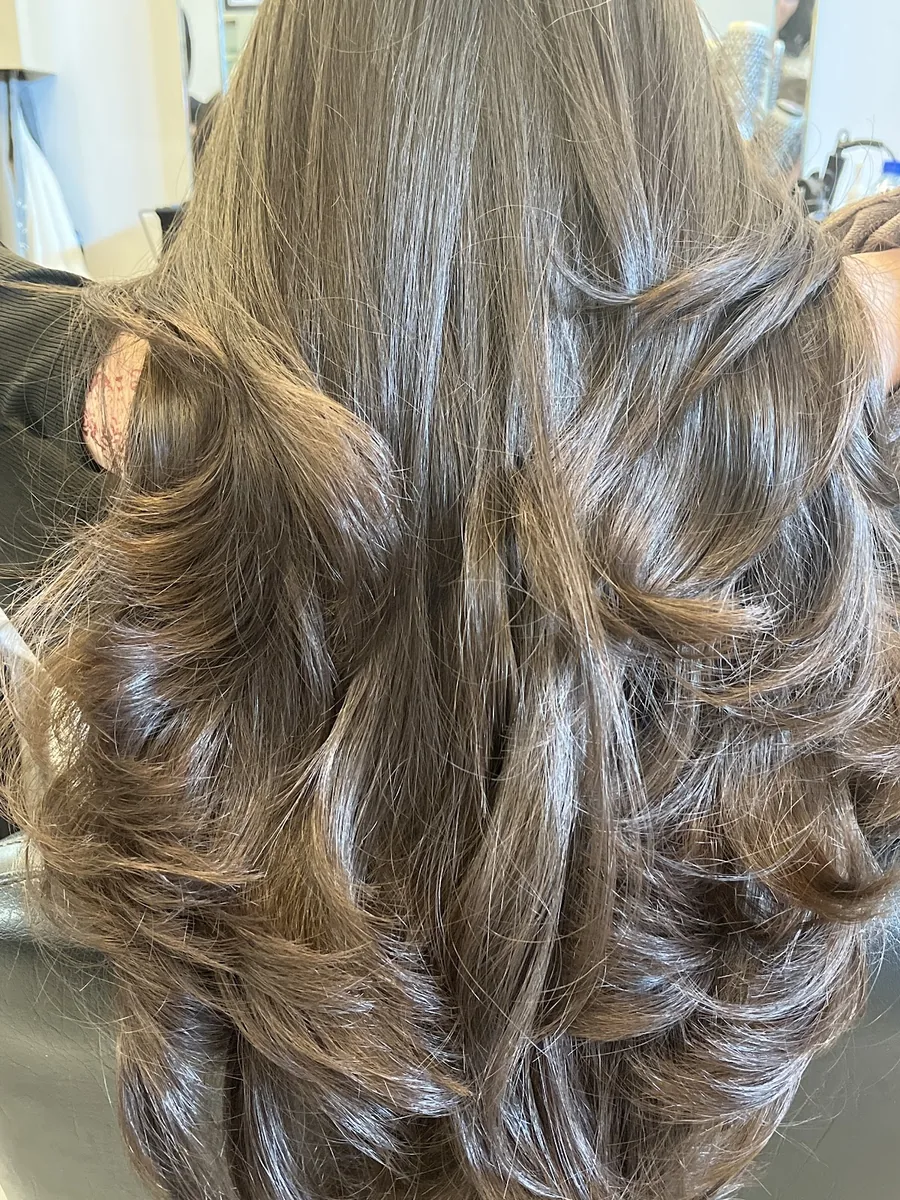 Longues boucles blondes après un brushing