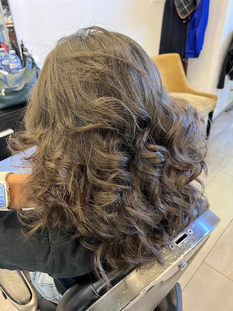 Boucles caramel sur cheveux mi-longs
