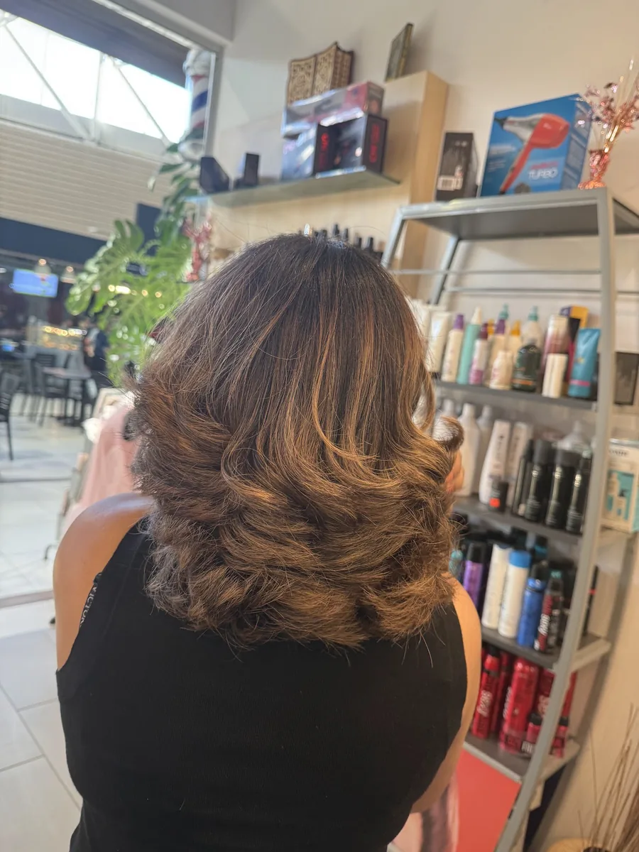 Brushing volumineux sur cheveux bruns