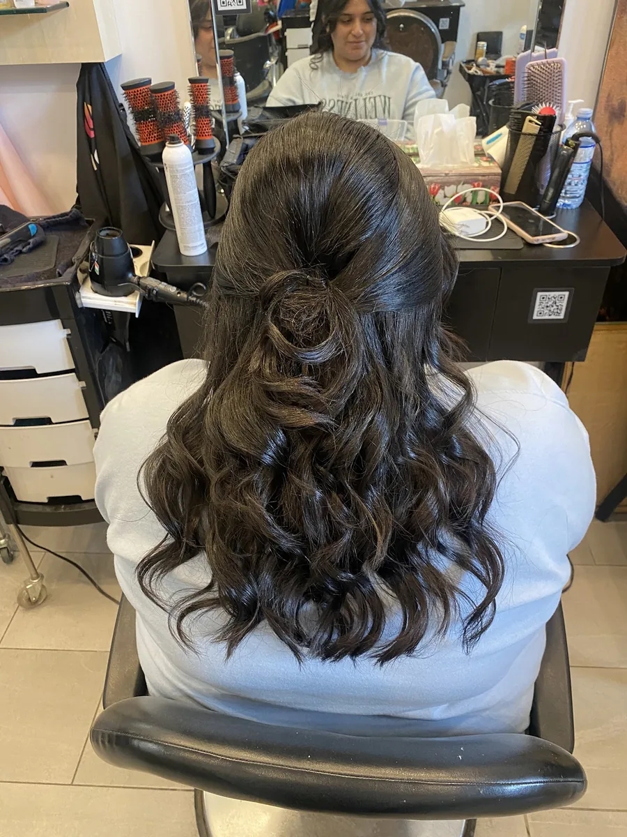 Coiffure attachée avec boucles pour un événement