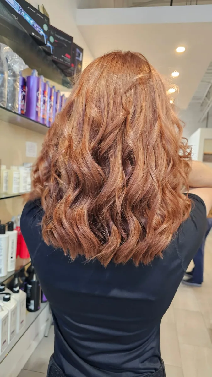 Coloration cuivrée sur cheveux ondulés