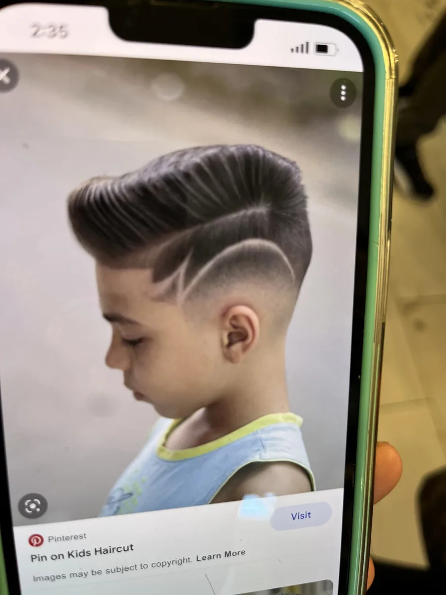 Coupe enfant avec motif rasé sur le côté
