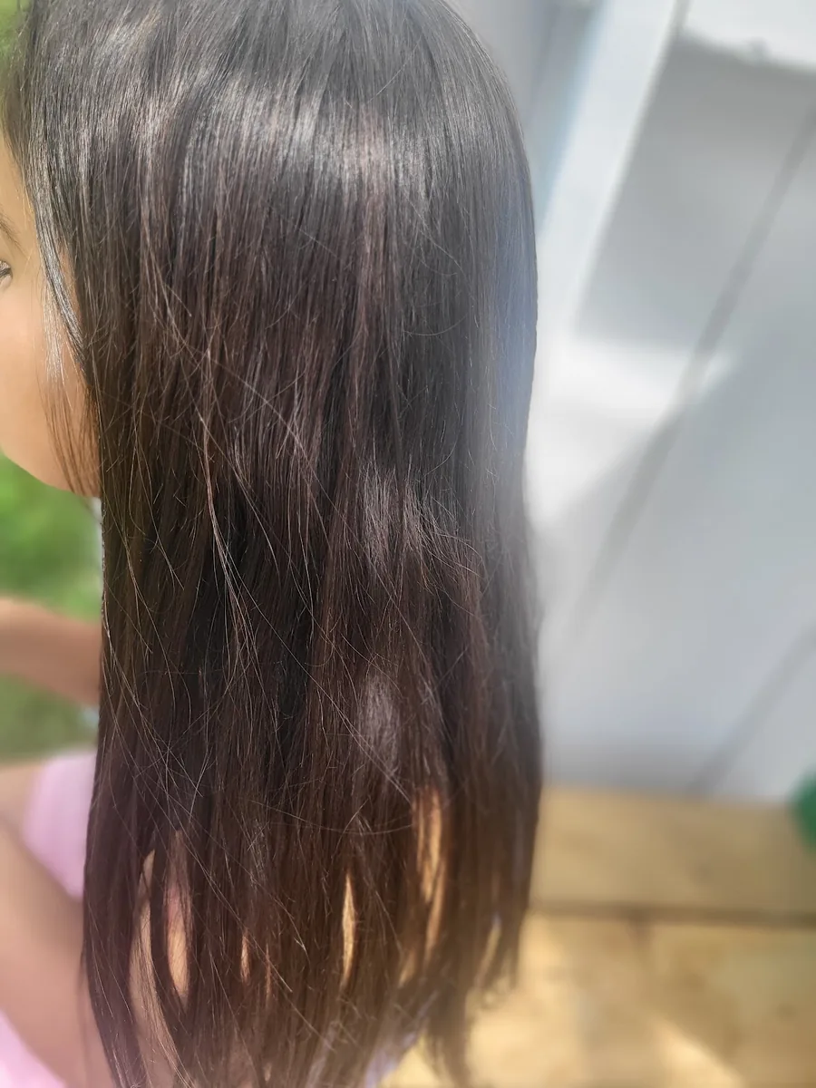 Cheveux longs lissés après un traitement