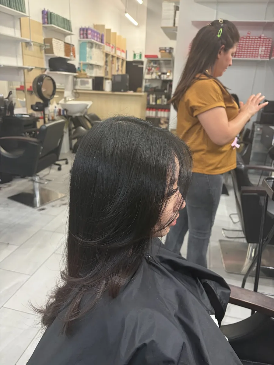 Cheveux noirs lissés en salon