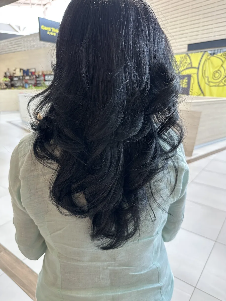 Cheveux noirs longs avec des ondulations