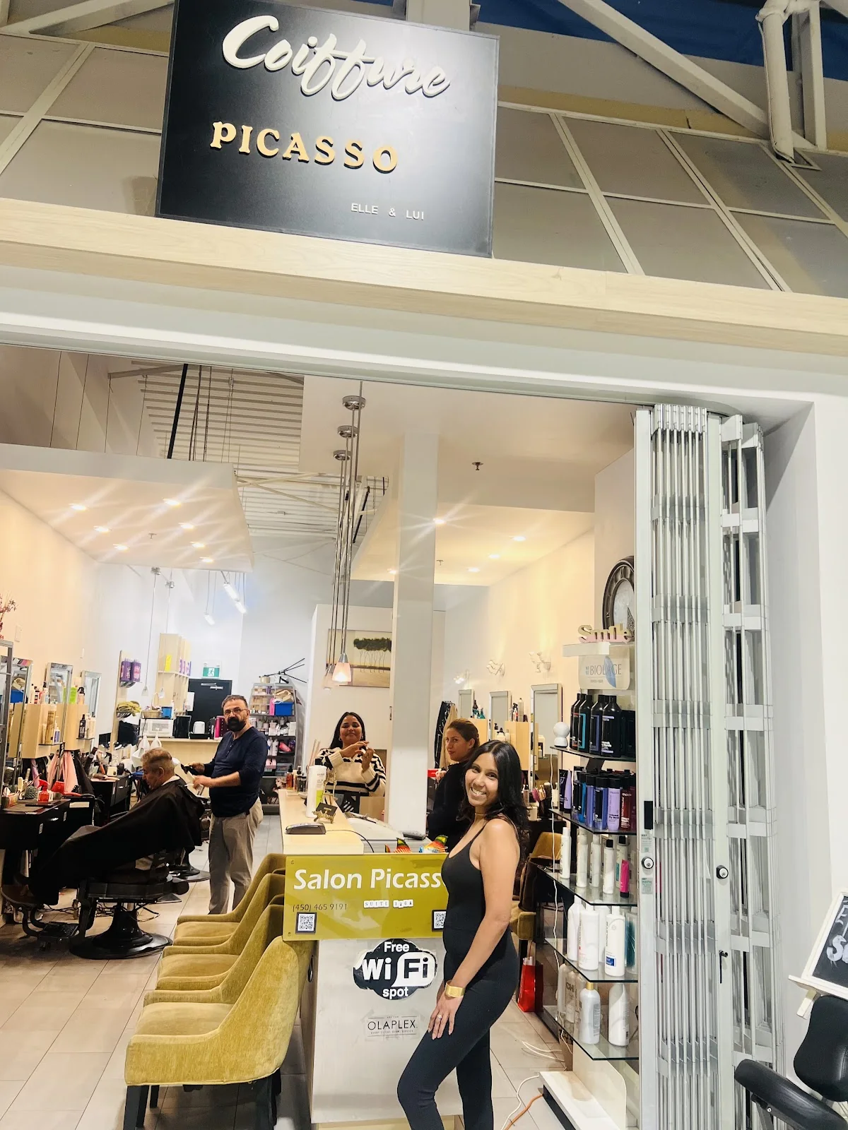 L'enseigne Coiffure Picasso et la salle du salon, boulevard Taschereau à Brossard