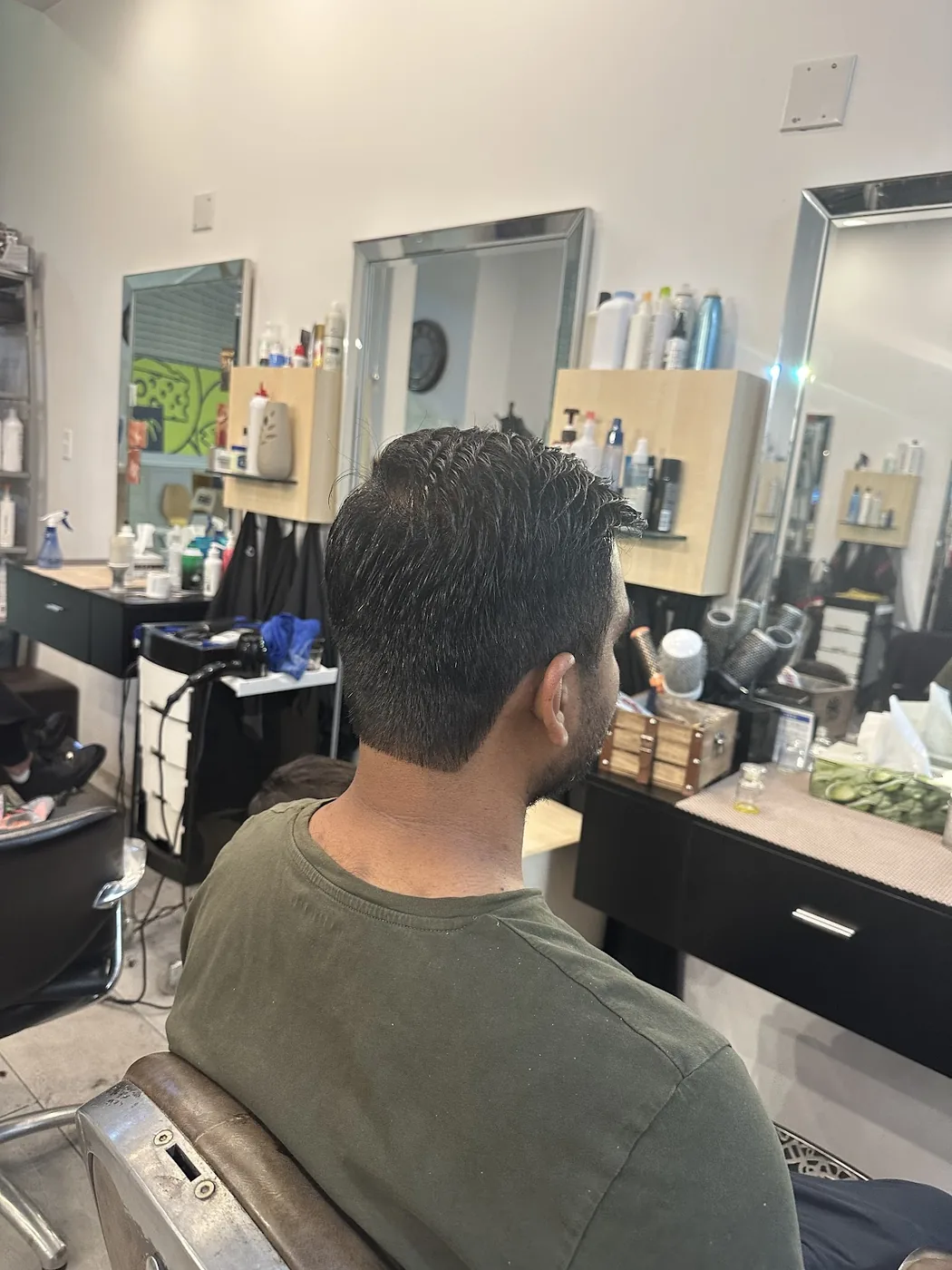 Les postes de coiffage du salon